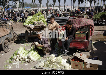 Choux à vendre à Kashgar marché de dimanche. Kashgar, la Province du Xinjiang, Chine Banque D'Images