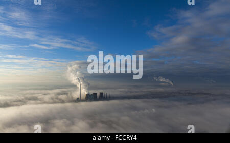 Brouillard au sol, aériennes, nuages bas, RWE Power, Gersteinwerk centrale de charbon dans l'inversion de température, lumière d'hiver Banque D'Images