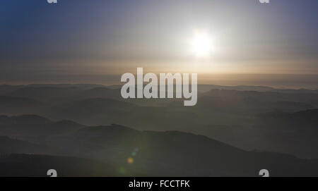 Vue aérienne, à l'encontre de la lumière sur les collines du nord de l'Eifel à Meschede, brume du matin, au cours de l'humeur romantique Meschede Banque D'Images