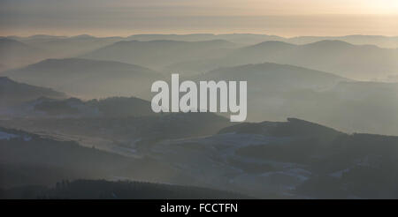 Vue aérienne, à l'encontre de la lumière sur les collines du nord de l'Eifel à Meschede, brume du matin, au cours de l'humeur romantique Meschede Banque D'Images