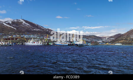 Port de Petropavlovsk-Kamchatskiy, du Kamtchatka, en Russie, en vu de la Baie d'Avacha. Les bâtiments de la ville et le volcan Koryaksky en arrière-plan. Banque D'Images