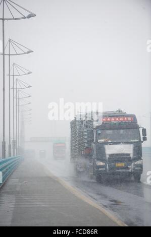 Jiujiang, Chine, province de Jiangxi. 22 janvier, 2016. Véhicules roulent sur le pont routier de la rivière Yangtze Jiujiang dans la ville de Jiujiang, province de Jiangxi, Chine orientale, le 22 janvier 2016. Une grande partie de Jiangxi a été frappé par les tempêtes de neige vendredi. C'est le temps le plus froid depuis 1992 est prévu de Janvier 23 à 26. Credit : Hu Chenhuan/Xinhua/Alamy Live News Banque D'Images