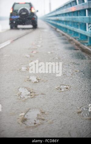 Jiujiang, Chine, province de Jiangxi. 22 janvier, 2016. La glace noire est visible sur le pont routier de la rivière Yangtze Jiujiang dans la ville de Jiujiang, province de Jiangxi, Chine orientale, le 22 janvier 2016. Une grande partie de Jiangxi a été frappé par les tempêtes de neige vendredi. C'est le temps le plus froid depuis 1992 est prévu de Janvier 23 à 26. (Xinhua/Hu Chenhuan) (WF) Credit : Hu Chenhuan/Xinhua/Alamy Live News Banque D'Images