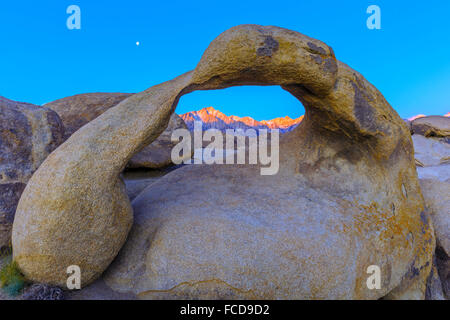 Moon sur Mobius Arch en Alabama Hills, Californie Banque D'Images