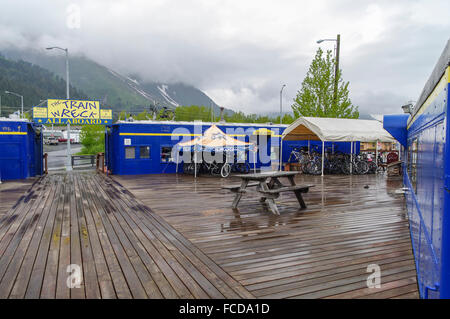 L'accident de train dans Seward, Alaska, United States. Vieux entraîneurs Alaska Railroad réutilisés comme des petites boutiques et un restaurant. Banque D'Images