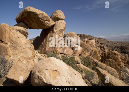 L'équilibre entre les roches, érosion de roche ignée - vestiges d'un laccolith - dans le Grapevine Hills, Big Bend National Park, Texas. Banque D'Images