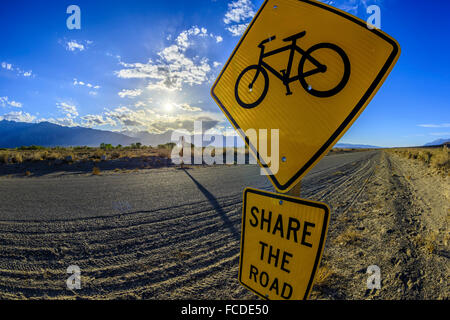 Country road in Owens Valley avec le vélo droit de passage signe, Californie Banque D'Images