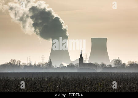 Pays-bas, Nieuw Namen, rivière Westerschelde. Centrale nucléaire de DOEL en arrière-plan dans le port d'Anvers (Belgique) Banque D'Images