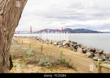 Le célèbre Golden Gate Bridge de San Francisco en Californie, United States à partir de Fort Mason. Une vue sur la baie et le suspende rouge Banque D'Images