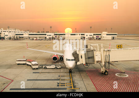 Les avions dans l'aéroport au coucher du soleil. Vue de dessus Banque D'Images