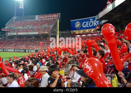 Fans de Carp à l'Hiroshima Toyo Carp Stadium Banque D'Images