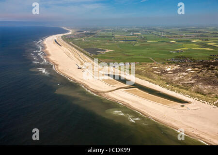 Pays-bas, Petten, renforcement de la digue de mer appelé Hondsbossche Zeewering. Dépôt de sable à l'aide de drague. Aerial Banque D'Images