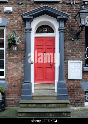 Porte avant rouge à Rodney Street Liverpool. Rodney Street à Liverpool, Angleterre est célèbre pour le nombre de médecins et son architecture géorgienne. Il est parfois connu sous le nom de "Harley Street du Nord'. En collaboration avec Hope Street et Gambier Terrace il forme le Rodney Street de conservation. Il y a plus de 60 bâtiments classés Grade II dans la rue et une église II*. Banque D'Images