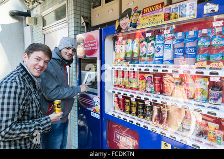 Tokyo, Japon. 22 janvier, 2016. Les touristes européens acheter japonais des boissons d'un distributeur automatique interactive à Asakusa, le 22 janvier 2016, Tokyo, Japon. Des distributeurs automatiques sont populaires à travers le Japon mais beaucoup vendent des boissons inconnues de visiteurs d'outre-mer. Le Japon tente d'attirer plus de touristes dans l'accumulation à l'Jeux olympiques de Tokyo en 2020, Asahi Group Holdings en collaboration avec l'Institut de recherche Nomura a mis sur pied son premier distributeur automatique interactive for English speakers près du temple Sensoji à Asakusa. Credit : AFLO Co.,Ltd/Alamy Live News Banque D'Images