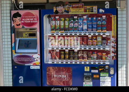 Tokyo, Japon. 22 janvier, 2016. Un distributeur automatique fournit des informations sur les boissons Japonais Anglais pour les visiteurs étrangers à Asakusa, le 22 janvier 2016, Tokyo, Japon. Des distributeurs automatiques sont populaires à travers le Japon mais beaucoup vendent des boissons inconnues de visiteurs d'outre-mer. Le Japon tente d'attirer plus de touristes dans l'accumulation à l'Jeux olympiques de Tokyo en 2020, Asahi Group Holdings en collaboration avec l'Institut de recherche Nomura a mis sur pied son premier distributeur automatique interactive for English speakers près du temple Sensoji à Asakusa. Credit : AFLO Co.,Ltd/Alamy Live News Banque D'Images