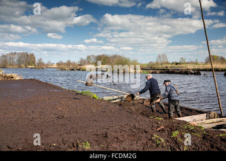 Pays-bas, Reeuwijk, Oukoopse Polder, dragueurs de tourbe Banque D'Images