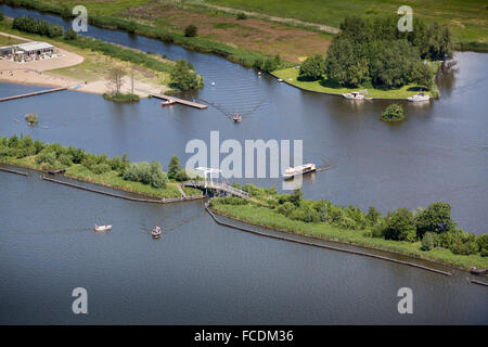 Pays-bas, Amsterdam, les lacs appelé Nieuwkoopse Plassen. Pont sur Meijepad. Aerial Banque D'Images