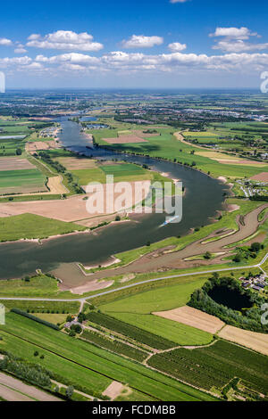 Pays-bas, Lexmond, Cargo dans la rivière Lek. Aerial Banque D'Images