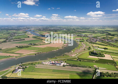 Pays-bas, Lexmond, Cargo dans la rivière Lek. Les terres agricoles. Aerial Banque D'Images