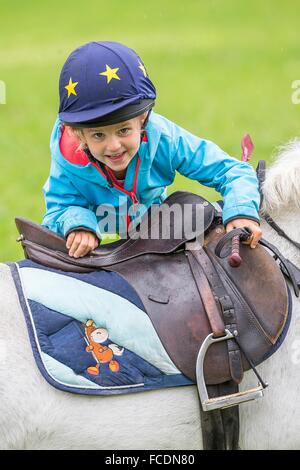 Poney Welsh Mountain, Section A. Montage fille poney gris. Allemagne Banque D'Images