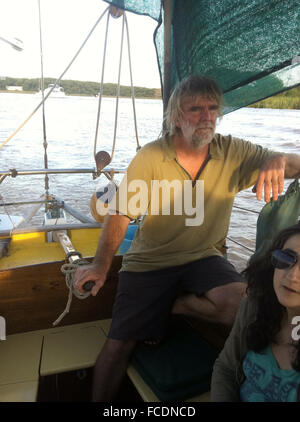 (Dossier) - Une photo d'archive montre Thies britannique Matzen a la barre de son bateau à voile 'Wanderer III' comme il traverse le delta du Tigre à Buenos Aires, Argentine, 24 mars 2013. Photo : Juan Garff/dpa Banque D'Images