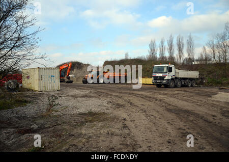 Grande-Synthe, France. 20 Jan, 2016. Machines de construction sur un espace ouvert à Grande-Synthe, France, 20 janvier 2016. Entre une autoroute et voie ferrée, un nouveau camp de réfugiés est en construction. Depuis des mois, plusieurs milliers de personnes ont vécu dans le Nord de la municipalité française en vertu de circonstances malheureuses. Médecins sans frontières est à construire un camp de réfugiés avec des tentes chauffées. Photo : Sebastian Kunigkeit/dpa/Alamy Live News Banque D'Images