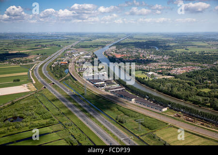 Pays-bas, Breukelen, vue aérienne de l'autoroute A2, zone industrielle et canal appelé Canal Amsterdam-Rijn Banque D'Images