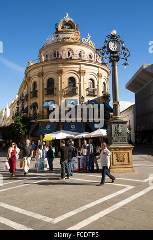 El Gallo Azul café du centre de bâtiment construit en 1929, l'eau-publicité Fundador Jerez de la Frontera, Espagne Banque D'Images