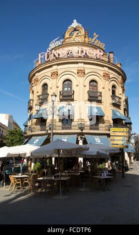 El Gallo Azul rotunda café bâtiment construit en 1929, l'eau-publicité Fundador Jerez de la Frontera, Espagne Banque D'Images