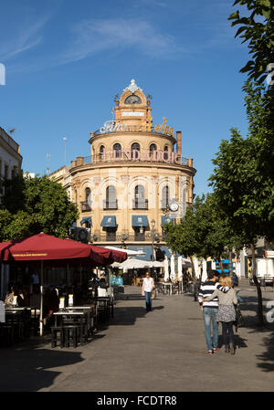 El Gallo Azul rotunda café dans le centre construit en 1929, l'eau-publicité Fundador Jerez de la Frontera, Espagne Banque D'Images