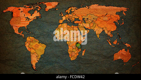 Tanzanie drapeau sur old vintage carte du monde avec les frontières nationales Banque D'Images