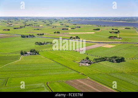 Pays-bas, IJsselmuiden, butte de la rivière IJssel. Les terres agricoles et les exploitations agricoles. Aerial Banque D'Images