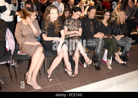 Sila Sahin, Yvonne Catterfeld, Rumer Willis, Jorge Gonzalez, Stephanie Stumph, Nina Ruge/Mercedes Benz Fashionweek/Prix/lavéra la mode verte à Berlin/Crédit photo : dpa 21.01.2016 alliance/Alamy Live News Banque D'Images