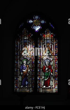 Vitrail de William Warrington représentant les Apôtres St Matthew et St Jude ou Thaddeus, Église des Saints, Beighton, Norfolk Banque D'Images