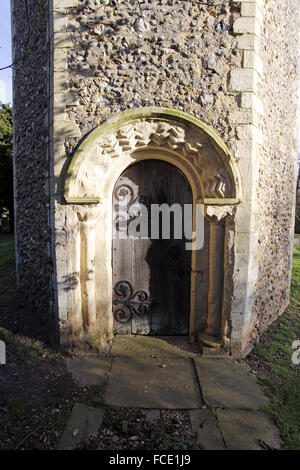 Norman porte en face Ouest, tour de l'église St Mary, Buckenham ainsi que, Norfolk Banque D'Images