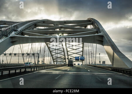 Pays-bas, Rotterdam, Van Brienenoord pont sur Nieuwe Maas (rivière) Banque D'Images