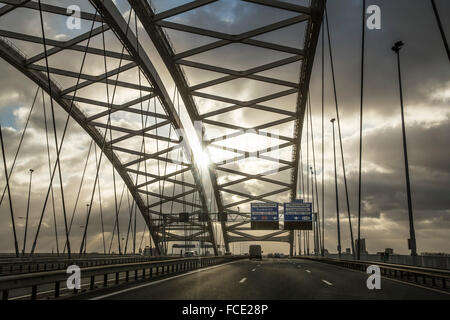 Pays-bas, Rotterdam, Van Brienenoord pont sur Nieuwe Maas (rivière) Banque D'Images