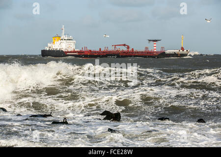 Pays-bas, Rotterdam, tankers chimiques arrive au port de Rotterdam à partir de la mer du Nord. Storm Banque D'Images