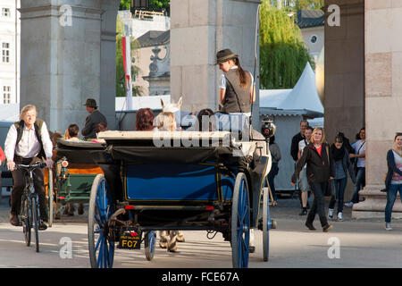 Fiaker sur la place de la cathédrale, le centre historique de la ville de Salzbourg, site du patrimoine mondial de l'UNESCO, Autriche Banque D'Images