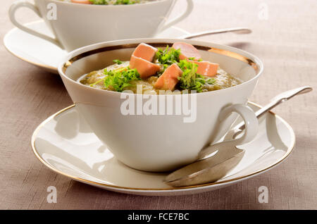 Soupe de pommes de terre faite maison avec des tranches de saucisses de Vienne et le persil Banque D'Images