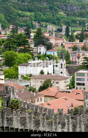 Vue de Castelgrande de la vieille ville, site du patrimoine mondial de l'UNESCO trois châteaux, forteresses et remparts de Lugano, Tessin, SWI Banque D'Images