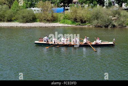 Un groupe de passionnés d'aviron de prendre une pause sur la Moselle, l'Allemagne. Banque D'Images