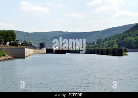 Approche de l'écluse de Bruttig-Fankel, sur la Moselle, l'Allemagne, l'un des plusieurs serrures pour surmonter les différentes hauteur 7 mètres Banque D'Images