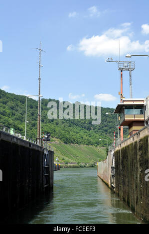 Vue de l'arrière étant entré dans l'écluse de Bruttig-Fankel, sur la Moselle, l'Allemagne, l'un des plusieurs serrures pour surmonter les Banque D'Images