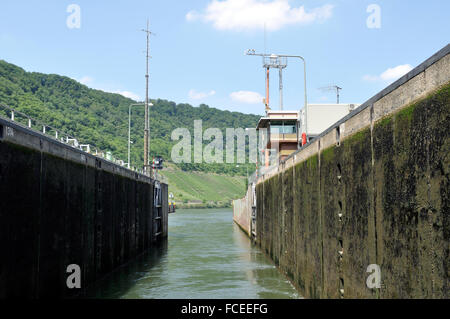 Vue de l'arrière étant entré dans l'écluse de Bruttig-Fankel, sur la Moselle, l'Allemagne, l'un des plusieurs serrures pour surmonter les Banque D'Images