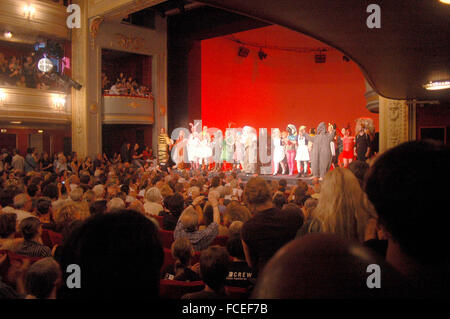 Im Schlussapplaus ueberfuellten Theatersaal - Deutsches Theater - Fest am 26. Août 2007, Berlin-Mitte. Banque D'Images