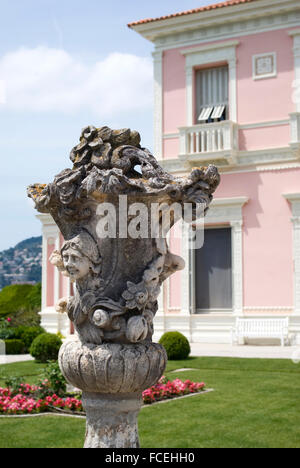 La Villa Ephrussi de Rothschild avec une statue en premier plan, Côte d'Azur Banque D'Images