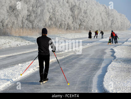 Brême, Allemagne. 22 janvier, 2016. Les premiers patineurs de la saison Venez profiter d'une journée sur le champ de glace Semkenfahrt à Brême, Allemagne, 22 janvier 2016. Les autorités locales ont donné un coup de pouce et l'autorisation officielle pour l'usage public de la banquise. Semkenfahrt est un champ de glace kilomètres longue étendue de prairie qui a délibérément été inondée pour créer un champ de glace à des fins récréatives. Photo : Ingo Wagner/dpa/Alamy Live News Banque D'Images