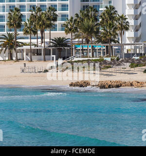 Vue d'un l'eau et de la plage de Nissi azzure dans Aiya Napa, Chypre Banque D'Images