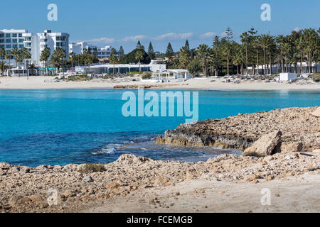 Vue d'un l'eau et de la plage de Nissi azzure dans Aiya Napa, Chypre Banque D'Images